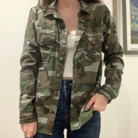 Forever 21 Tops - Forever 21 Camo Shirt Long Sleeve Front Snaps Pockets button up jacket , Size S